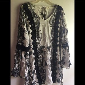 Black/White Tunic Sz lg